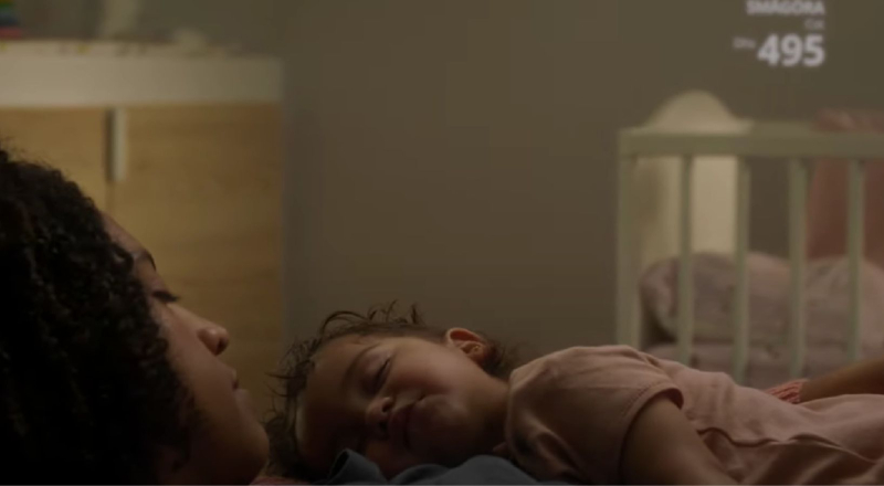 La dédicace d’IKEA à tous ces parents qui servent de lit / chaise haute / tabouret à leurs enfants