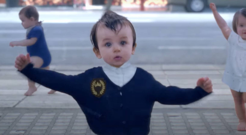 Musique de la pub Evian 2023 : bébés, live young