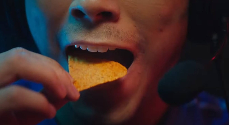 Pour les gamers qui font trop de bruit quand ils mangent, Doritos a LA solution