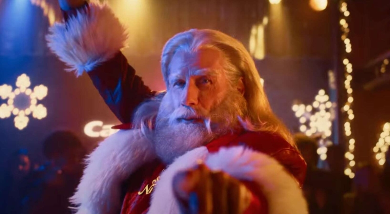 John Travolta, déguisé en Père Noël, reprend sa danse de Saturday Night Fever 