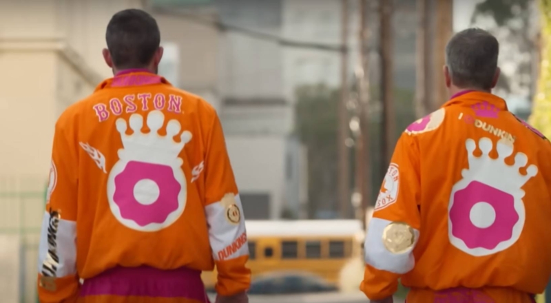 Dunkin&rsquo; commercialise les tenues oranges de Ben Affleck et Matt Damon pour le Super Bowl 