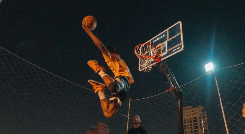 Decathlon et NBA sortent du cadre pour fêter le renouvellement de leur partenariat jusqu’en 2029