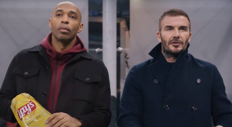 David Beckham et Thierry Henry recherchent des chips dans le public d&rsquo;un stade  