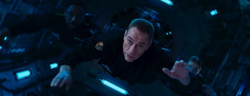 Jean-Claude Van Damme s’envoie dans l’espace pour Art & Fenêtres