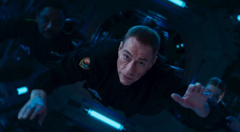 Jean-Claude Van Damme s&rsquo;envoie dans l&rsquo;espace pour Art & Fenêtres
