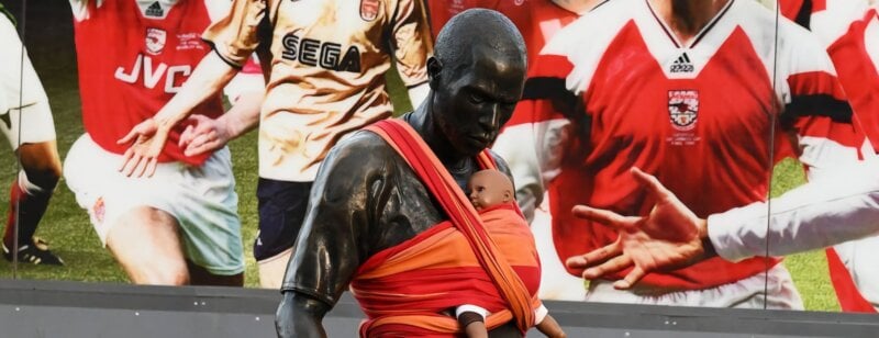 La statue de Thierry Henry ornée d’un porte-bébé pour un congé paternité élargi