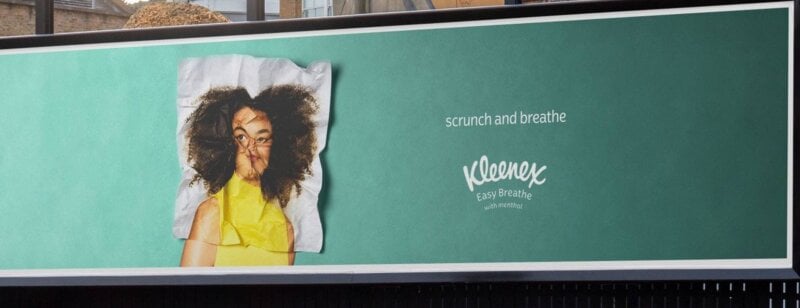 Kleenex fête ses 100 ans avec un rebranding, une campagne audacieuse et un sac collector