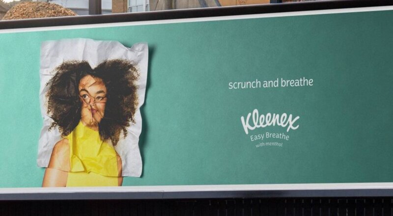 Kleenex fête ses 100 ans avec un rebranding, une campagne audacieuse et un sac collector
