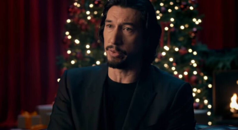 Adam Driver prête son humour à la campagne Black Friday d’Amazon