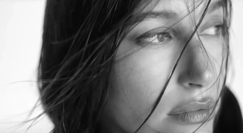 Musique de la pub de Saint-Laurent 2025 avec Hailey Bieber et Rosé