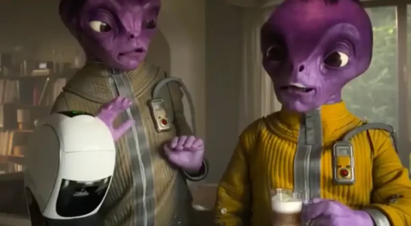 Nescafé Dolce Gusto invite deux aliens et rompt avec les codes publicitaires de son secteur