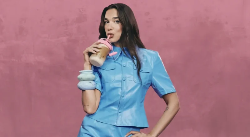 Nespresso choisit Dua Lipa comme nouvelle égérie