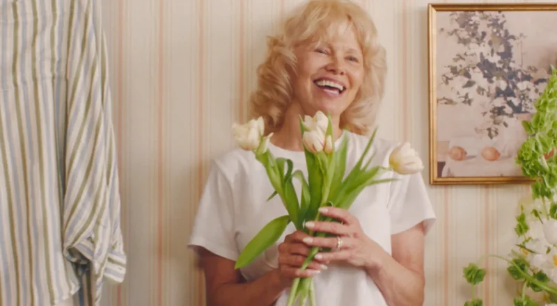 Pamela Anderson icône du naturel dans une publicité anti-IA génératives