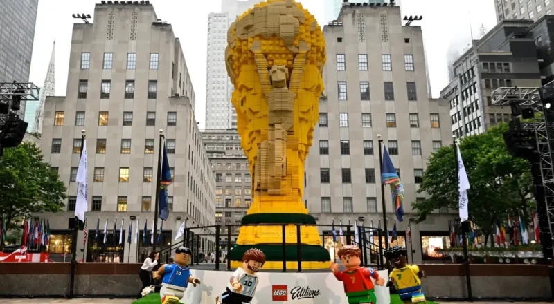 Pour la Coupe du Monde, Lego dévoile un trophée géant de 8 mètres en plein New York
