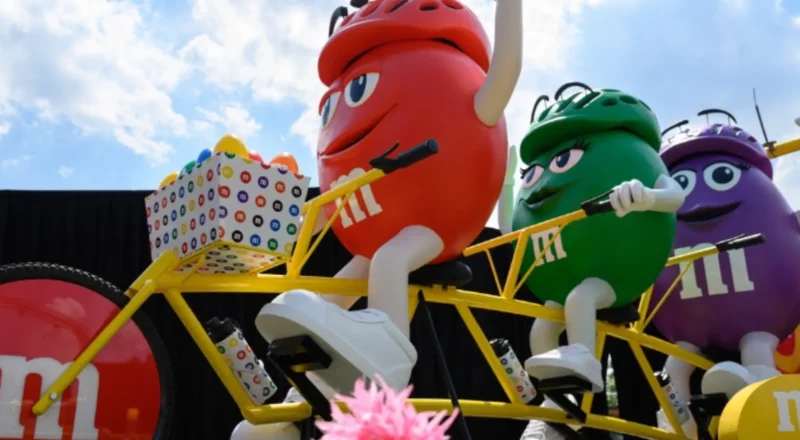 Pour son premier Tour de France, M&M’s transforme son recrutement en campagne d&rsquo;influence avec Djayson Karavane