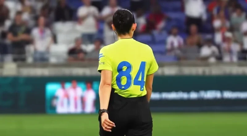 Pourquoi les arbitres français portent-ils le numéro 84 ?