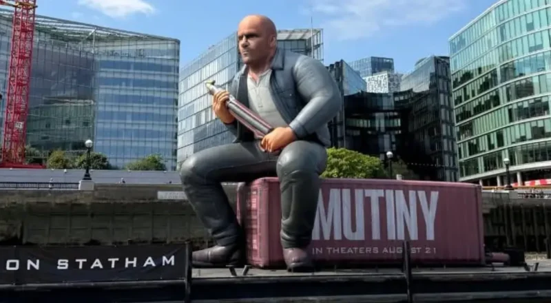 Jason Statham débarque en version gonflable de 9 mètres sur la Tamise