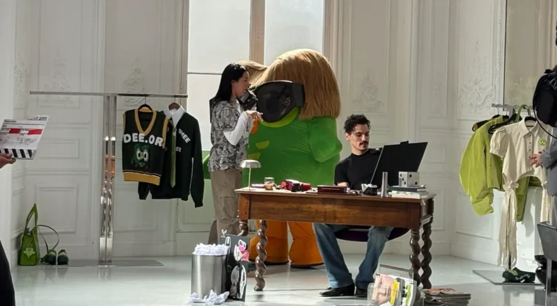 Duolingo poursuit sa leçon de mode à Paris avec Lyas pour la Fashion Week