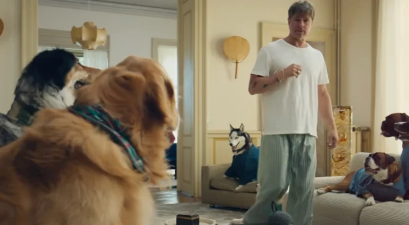 Brad Pitt se fait malmener par des chiens pour De’Longhi