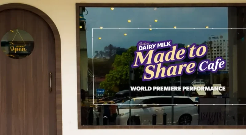Cette vitrine de coffee shop devient une scène de théâtre (par Focalys)