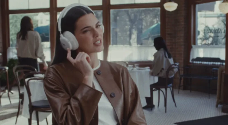 Beats multiplie Kendall Jenner pour lancer son nouveau casque