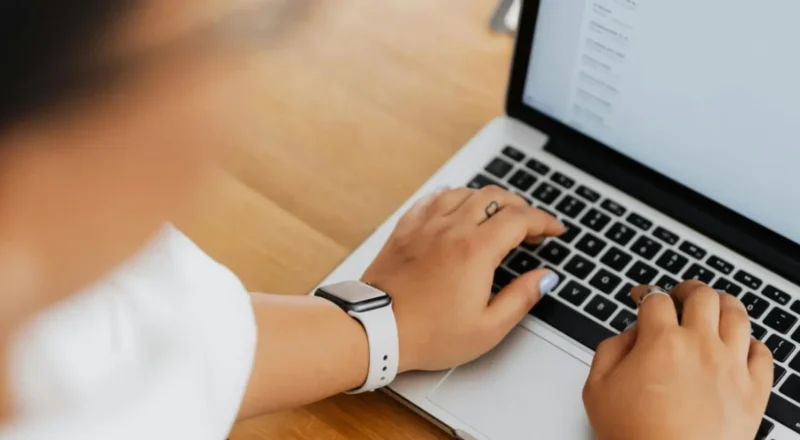 L’IA entre dans le parcours d’achat, mais les conversions sont encore très minoritaires